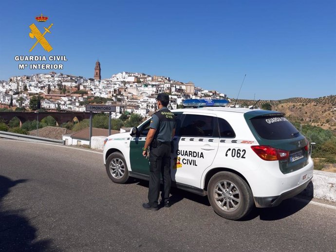 Archivo - Un agente de la Guardia Civil a la entrada de Montoro.