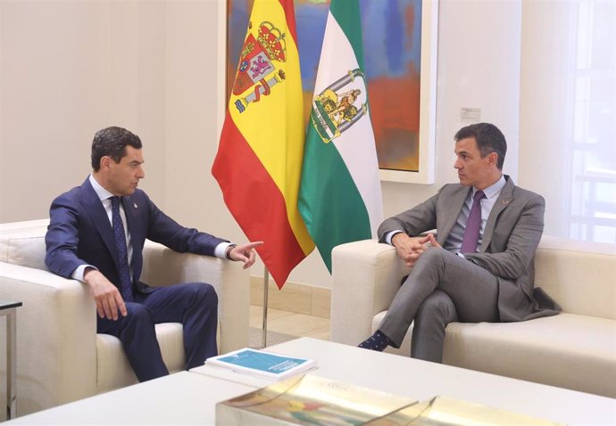 Archivo - El presidente del Gobierno, Pedro Sánchez (d), y el presidente de la Junta de Andalucía, Juanma Moreno Bonilla (i), durante una reunión en el Palacio de La Moncloa, a 28 de julio de 2022, en Madrid (España). (Foto de archivo).