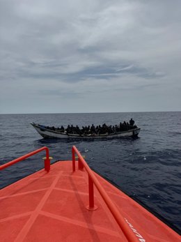 Salvamento Marítimo intercepta un cayuco con 67 migrantes a 13 millas al sudeste de la isla de El Hierro