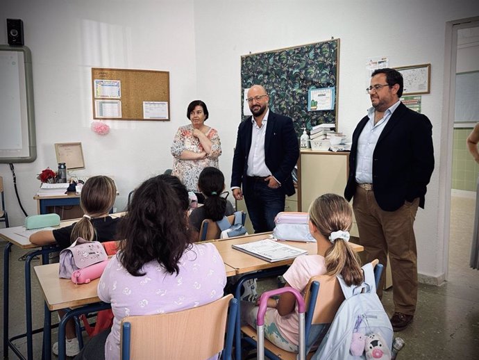 El alcalde de El Puerto de Santa María (Cádiz), Germán Beardo, en el Ceip José Luis Poullet