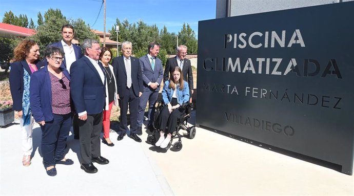 Inauguración de la piscina climatizada Marta Fernández en Villadiego (Burgos).