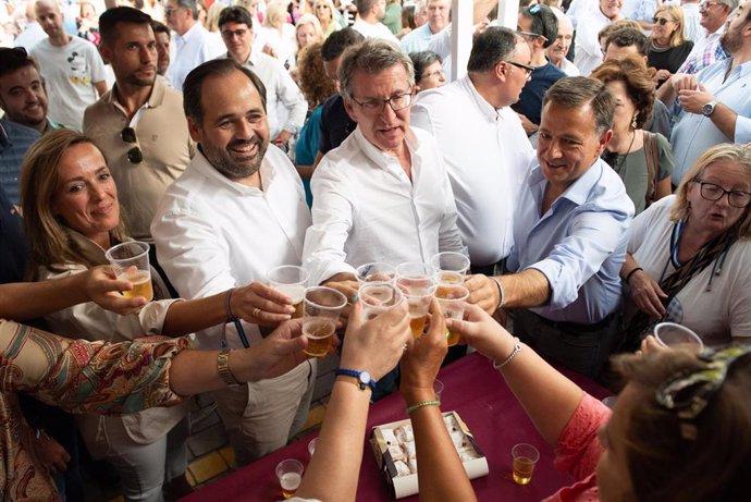 El presidente nacional del PP, Alberto Núñez Feijóo; el presidente regional del partido, Paco Núñez; y el presidente provincial y alcalde de la ciudad, Manuel Serrano, visitan la Feria de Albacete.