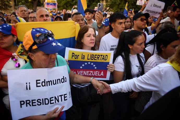 Decenas de personas durante una concentración frente al Congreso de los Diputados para reivindicar a Edmundo González presidente electo de Venezuela, a 10 de septiembre de 2024, en Madrid (España). La opositora venezolana María Corina Machado ha convocado