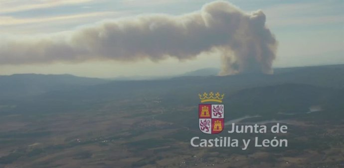 Incendio en Brañuelas (León), con la columna de humo "tumbada" por la inversión térmica.