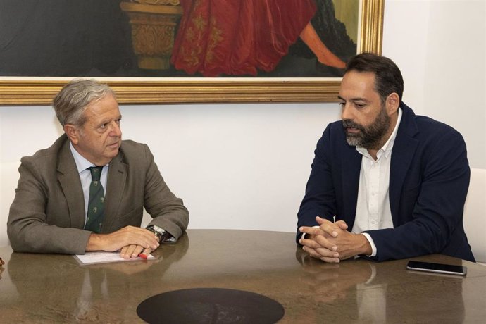 El presidente de la Diputación en su reunión con el director general de Salud Pública.