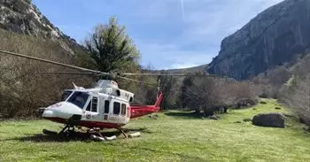 Rescatado en helicóptero un hombre que se precipitó más de 10 metros por una ladera en San Roque de Riomiera