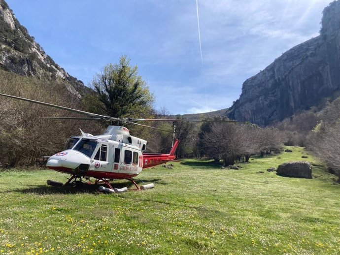 Archivo - Helicóptero del Gobierno de Cantabria.-ARCHIVO