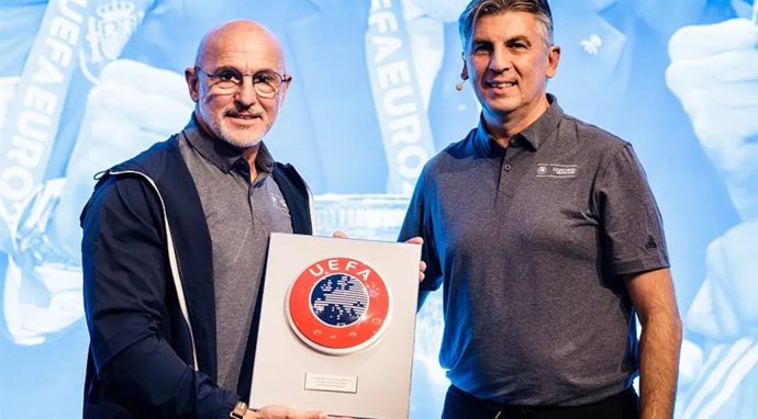 La UEFA homenajea a Luis de la Fuente en Berlín