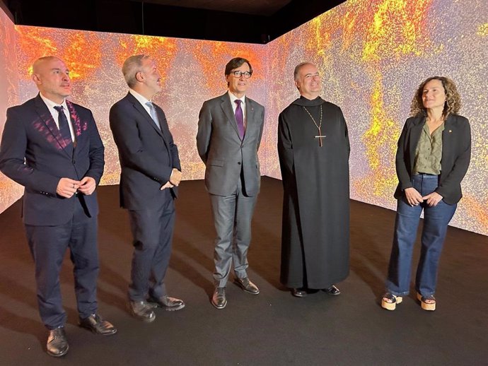 El presidente de la Generalitat, Salvador Illa; el abad de Montserrat, Manel Gasch; la consellera de Cultura, Sònia Hernández; el alcalde de Barcelona, Jaume Collboni, y el delegado del Gobierno, Carlos Prieto, visitan 'Montserrat, 1.000 anys'