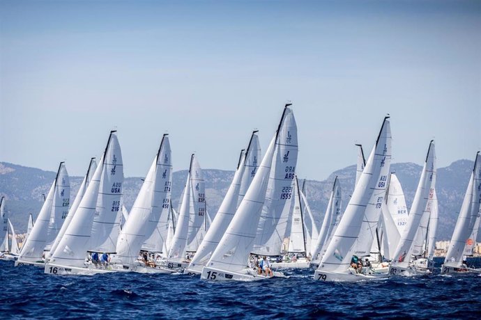 La flota de J/70 durante la regata de entrenamiento