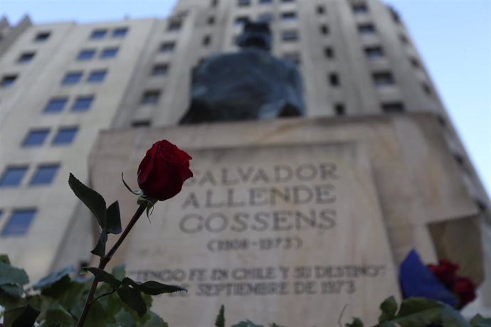 Archivo - Monumento a Salvador Allende en Santiago de Chile