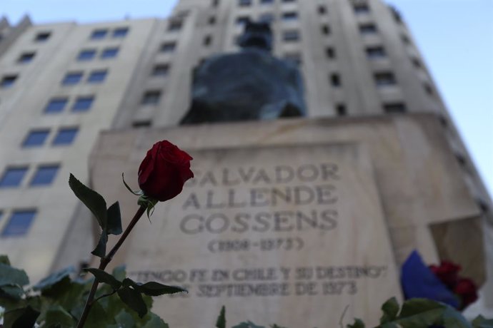 Archivo - 11 September 2019, Chile, Santiago: Flowers lie next to the statue of the then overthrown Chilean President Salvador Allende, on the occasion of the 46th anniversary of the 1973 Chilean coup d'etat. On 11 September 1973, the Chilean military dep