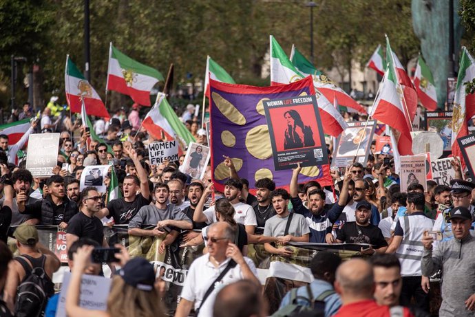 Archivo - 16 September 2023, United Kingdom, London: Protesters are marching from the Iranian Embassy to the Trafalgar Square during a demonstration. Iranian protesters gathered by the Iranian Embassy in London on the first anniversary of the death of Mah