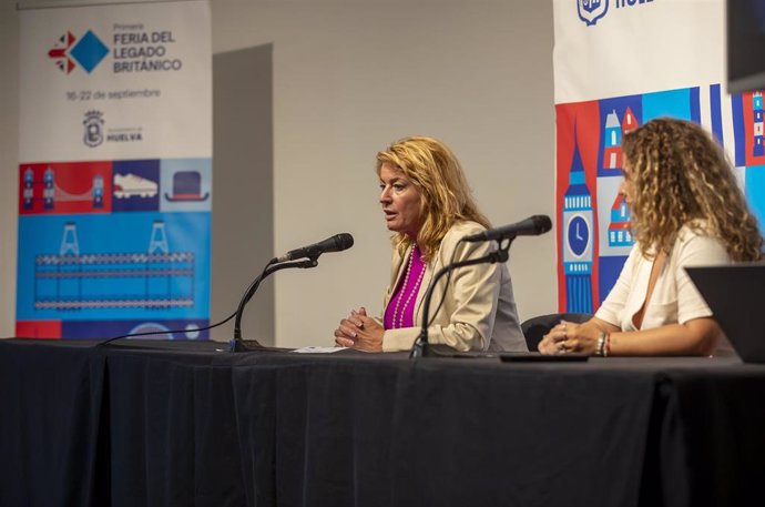 La alcaldesa de Huelva, Pilar Miranda, se dirige a los asistentes durante la inauguración de la I Feria del Legado Británico.