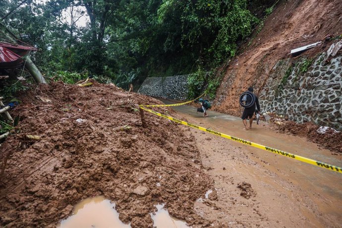 RIZAL, Sept. 2, 2024  -- Residents walk past the site of a landslide due to the heavy rains brought by tropical storm Yagi in Rizal Province, the Philippines, on Sept. 2, 2024. Floods and landslides triggered by tropical storm Yagi have killed at least 10