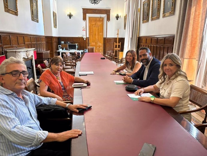 Representantes de la Junta de Andalucía y la Diputación Provincial de Jaén se han reunido para coordinar las próximas acciones que se van a poner en marcha para atajar los casos de Virus del Nilo Occidental en la provincia.