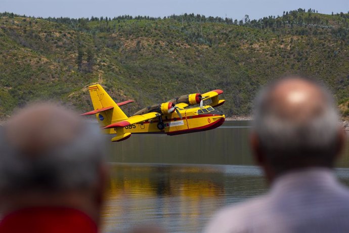 Archivo - July 26, 2020, Oleiros, Castelo Branco, Portugal: Villagers are seen while a Canadair CL-415 Fire Air Support airplane refills at Cabril Dam due to fires near the village of Oleiros, Portugal. Last few weeks a number of fires had occurred all ov