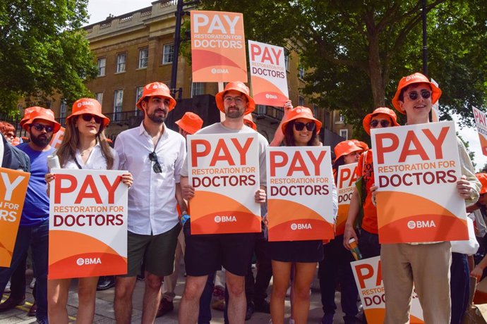 Archivo - June 27, 2024, London, England, UK: Junior doctors stage a rally in Whitehall outside Downing Street as they begin their latest strike over pay.