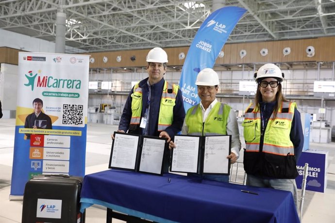 Ministro de Trabajo y Promoción del Empleo, Daniel Maurate Romero (al centro) firmó convenio con Lima Airport Partners para promover el empleo de los jóvenes a través de la capacitación dual.