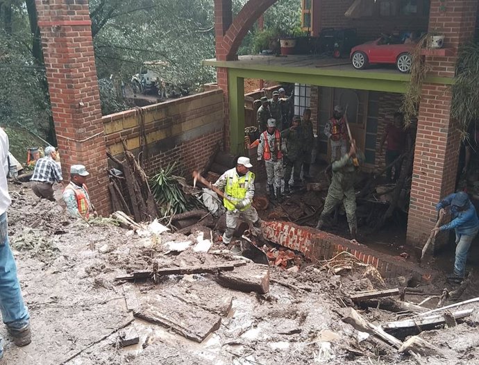 Servicios de emergencias realizan labores de rescate por el corrimiento de tierra en el municipio de Jilotzingo, en el estado de México