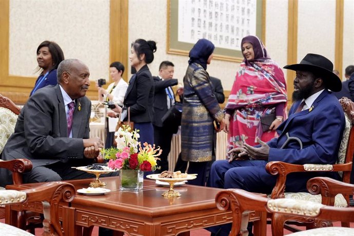 El líder del Ejército de Sudán y presidente del Consejo Soberano de Transición, Abdeltafá al Burhan (izquierda), y el presidente de Sudán del Sur, Salva Kiir (derecha)