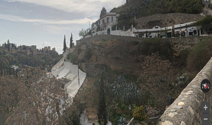 Imagen del Barranco de los Naranjos en Granada en el que se ha precipitado un hombre herido tras caer sobre el tejado de una casa