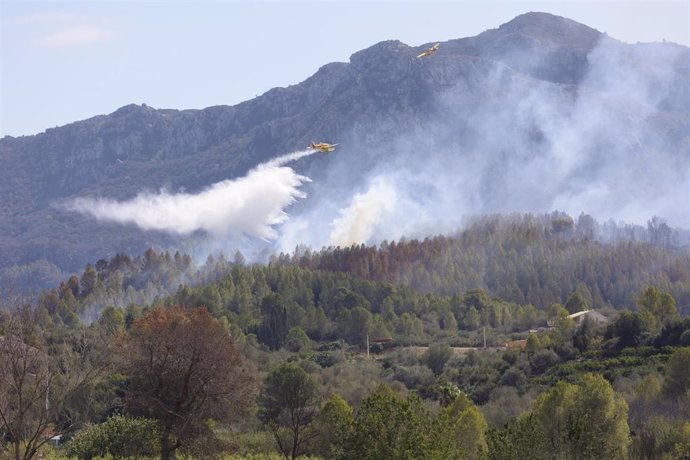 Helicópteros de los bomberos trabajan en labores de extinción del incendio forestal de Simat