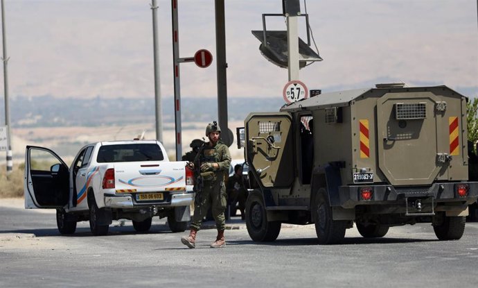 Militares del Ejército de Israel tras un ataque en el paso fronterizo del puente de Allenby o puente del Rey Hussein, que conecta Jordania con Cisjordania (archivo)