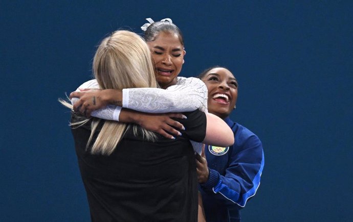 Archivo - Jordan Chiles se abraza a su entrenadora tras conseguir el bronce en suelo en Paris 2024