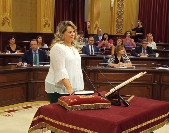 La diputada del PP Maria de Lluc Fornás jura su cargo.