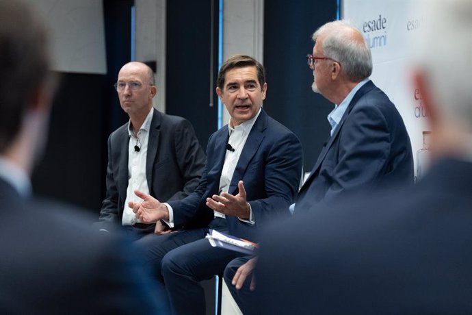 El presidente de BBVA, Carlos Torres (c), junto al presidente de Esade Alumni, Daniel Sánchez (i), y el catedrático de Economía Francesc Xavier Mena (d).