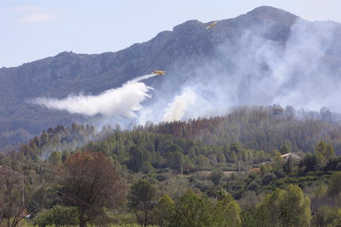 Helicòpters dels bombers treballen en labors d'extinció de l'incendi forestal de Simat