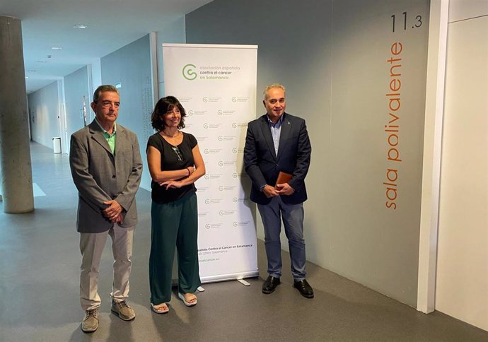 Están los doctores José Juan García y Carolina Armengol y el presidente salmantino de la Aecc, Ángel Losada.