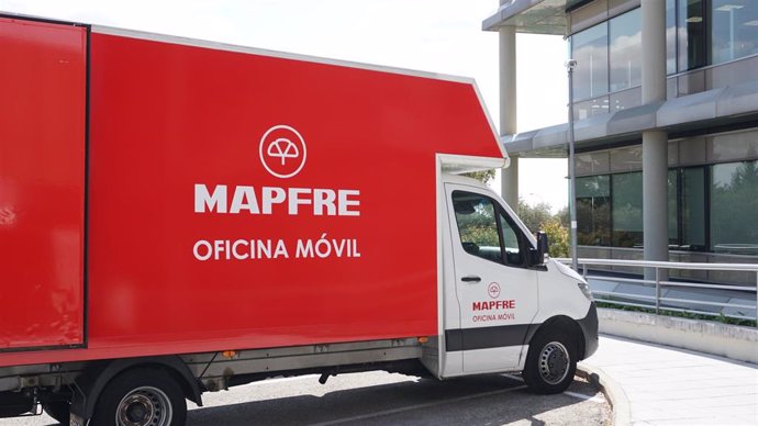 Archivo - Imagen de la oficina móvil de MAPFRE