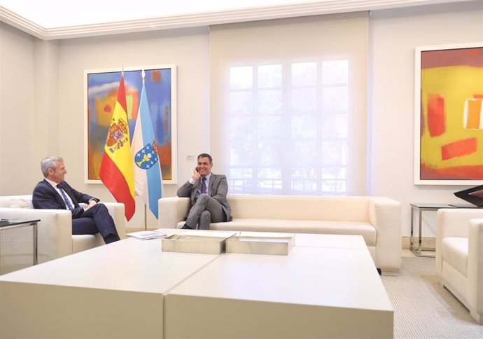 Archivo - El presidente del Gobierno de Galicia, Alfonso Rueda (i) y el presidente del Gobierno, Pedro Sánchez (d), durante su reunión en el Palacio de La Moncloa, a 28 de julio de 2022, en Madrid (España).