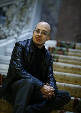 Jorge Volpi en la Sala Neruda de Casa de América. 