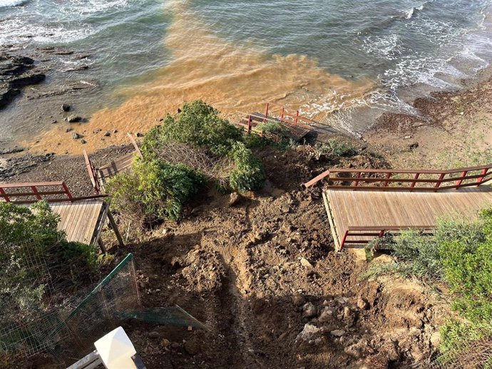 Tramo de la Senda Litoral afectada por el desprendimiento de un talud junto a un edificio en Mijas