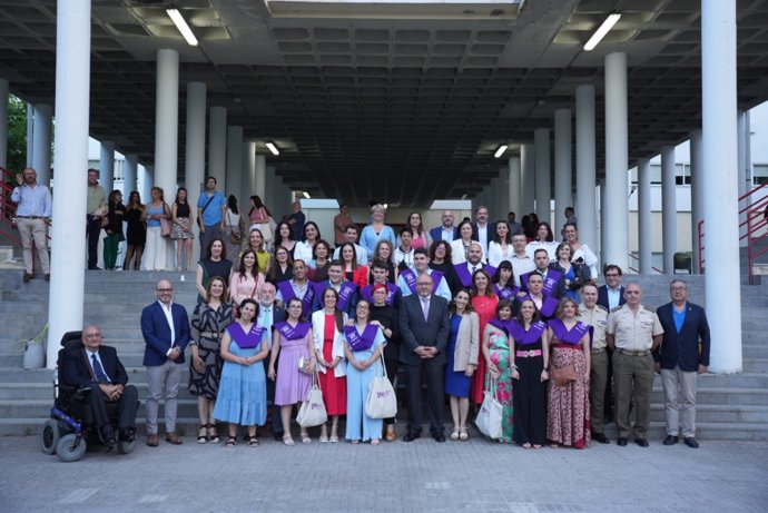 Foto de familia tras la graduación del anterior curso de UCOincluye.