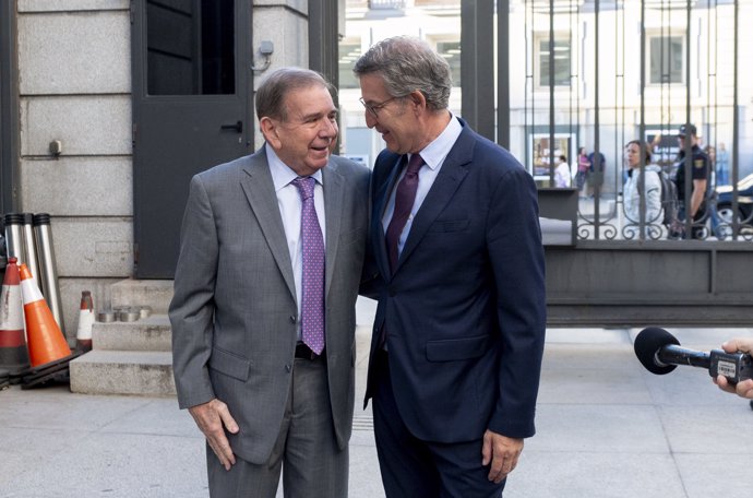 El opositor venezolano Edmundo González (i) y el presidente del PP, Alberto Núñez Feijóo (d), a su llegada a una reunión, en el Congreso de los Diputados, a 17 de septiembre de 2024, en Madrid (España).