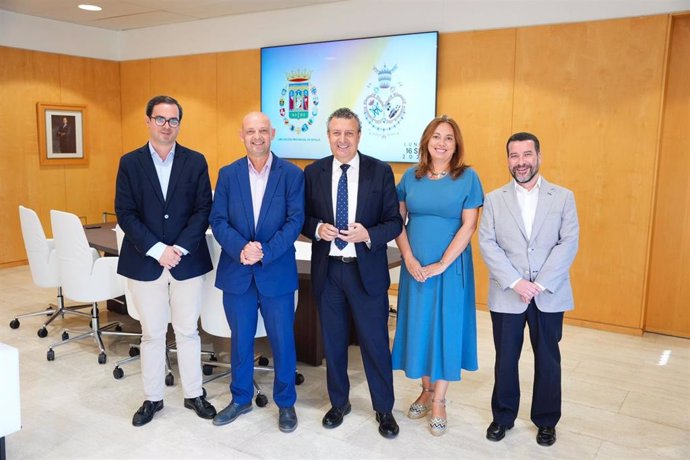 El máximo representante provincial, Javier Fernández, recibe a la Hermana Mayor de la Hermandad Nuestra Señora de Valme, Isabel María Caballero Holgado, y a los miembros de su Junta de Gobierno Tomás Muriel y Hugo Santos Gil.