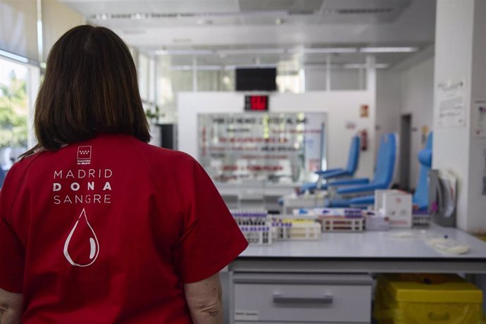 Archivo - Una enfermera en las instalaciones del Centro de Transfusión de la Comunidad de Madrid