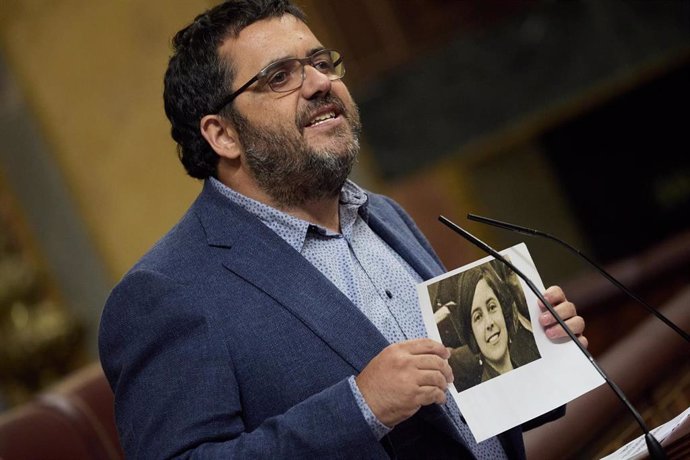 Archivo - El senador de Més Per Mallorca, Vicenç Vidal Matas, muestra una imagen de la líder sindicalista y feminista Aurora Picornell, durante una sesión plenaria, en el Congreso de los Diputados, a 18 de junio de 2024, en Madrid (España). E