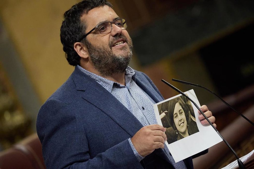 Archivo - El senador de Més Per Mallorca, Vicen Vidal Matas, muestra una imagen de la líder sindicalista y feminista Aurora Picornell, durante una sesión plenaria, en el Congreso de los Diputados, a 18 de junio de 2024, en Madrid (España). E
