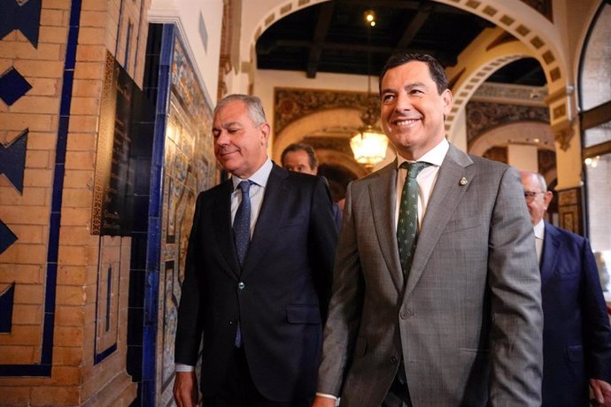 El presidente de la Junta de Andalucía, Juanma Moreno (d), junto al alcalde de Sevilla, José Luis Sanz (i), al inicio del desayuno informativo de 'Fórum Europa. Tribuna Andalucía'. A 17 de septiembre de 2024, en Sevilla (Andalucía, España). El alcalde de 