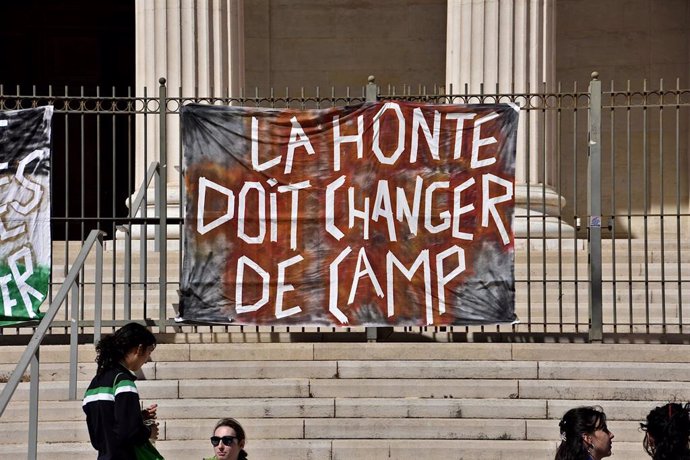 Imagen de archivo de una pancarta durante una protesta en Francia por el caso de Dominique Pelicot, que drogaba a su mujer para que fuera violada.  