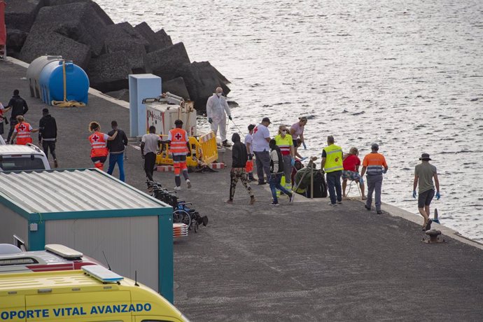 Los servicios de emergencias atienden a varios migrantes a su llegada al puerto de La Restinga, a 15 de septiembre de 2024, en El Hierro, Canarias (España). La Salvamar Adhara ha interceptado una embarcación con 55 migrantes que fue detectada por el radar