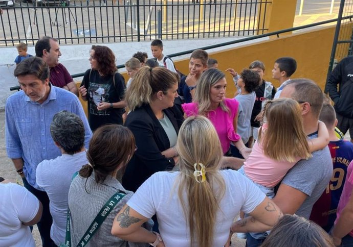 La portavoz del PSOE-A, María Márquez, este martes en el CEIP Virgen del Rosario de Minas de Riotinto (Huelva).