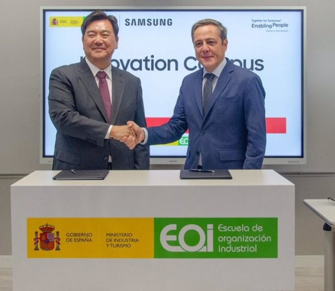 El presidente de Samsung Electronics Iberia, Jaehoon Kim, y el director general de EOI, José Bayón.