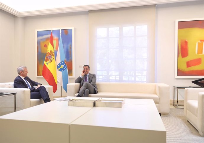 Archivo - Arxiu- El president del Govern de Galícia, Alfonso Rueda (e) i el president del Govern, Pedro Sánchez (d), durant la seua reunió al Palau de la Moncloa, a 28 de juliol del 2022, a Madrid (Espanya).