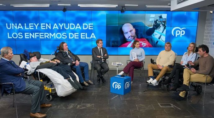 Archivo - El presidente del PP, Alberto Núñez Feijóo, se reune con el Consorcio Nacional de Entidades de ELA (ConELA)